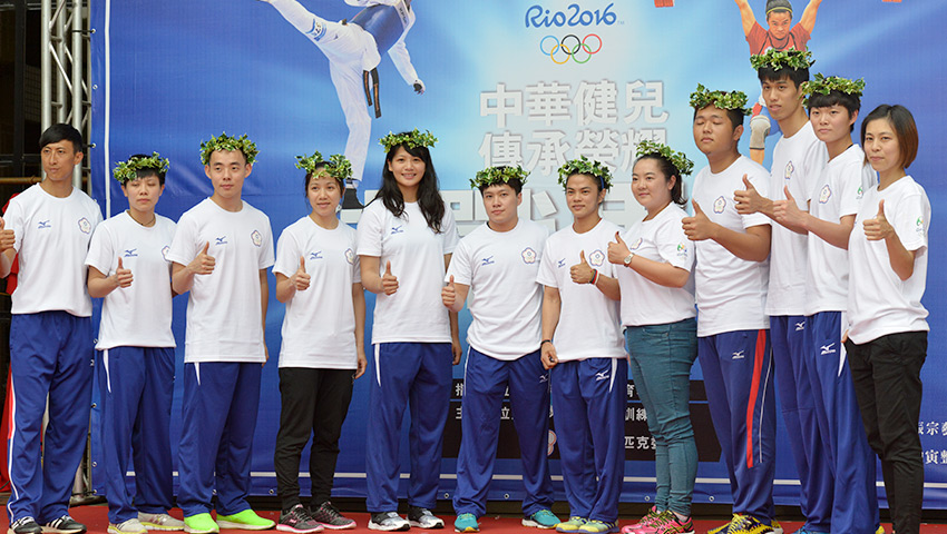 陳詩欣和朱木炎為現役選手們戴起桂冠，期盼他們都能在奧運場上奪標、戴起桂冠
