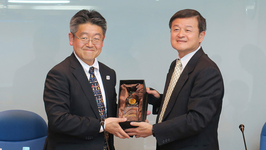 林晉榮執行長致贈紀念品予東京奧運推進本部羽生雄一郎參事官