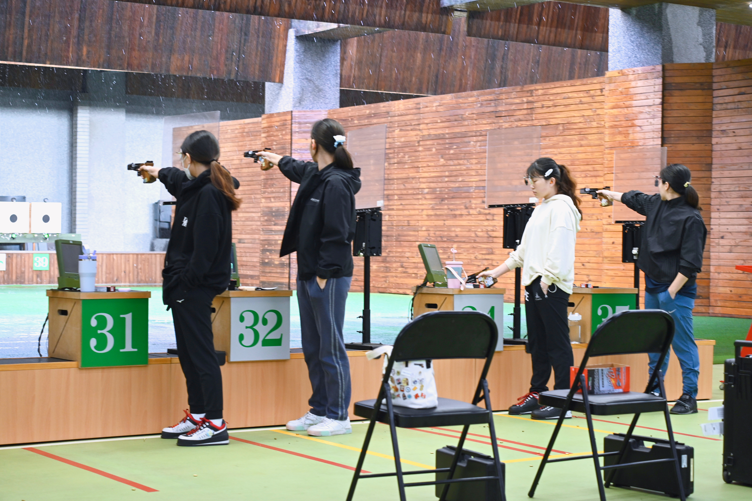 外頭驟雨陣陣 選手鬥志高昂