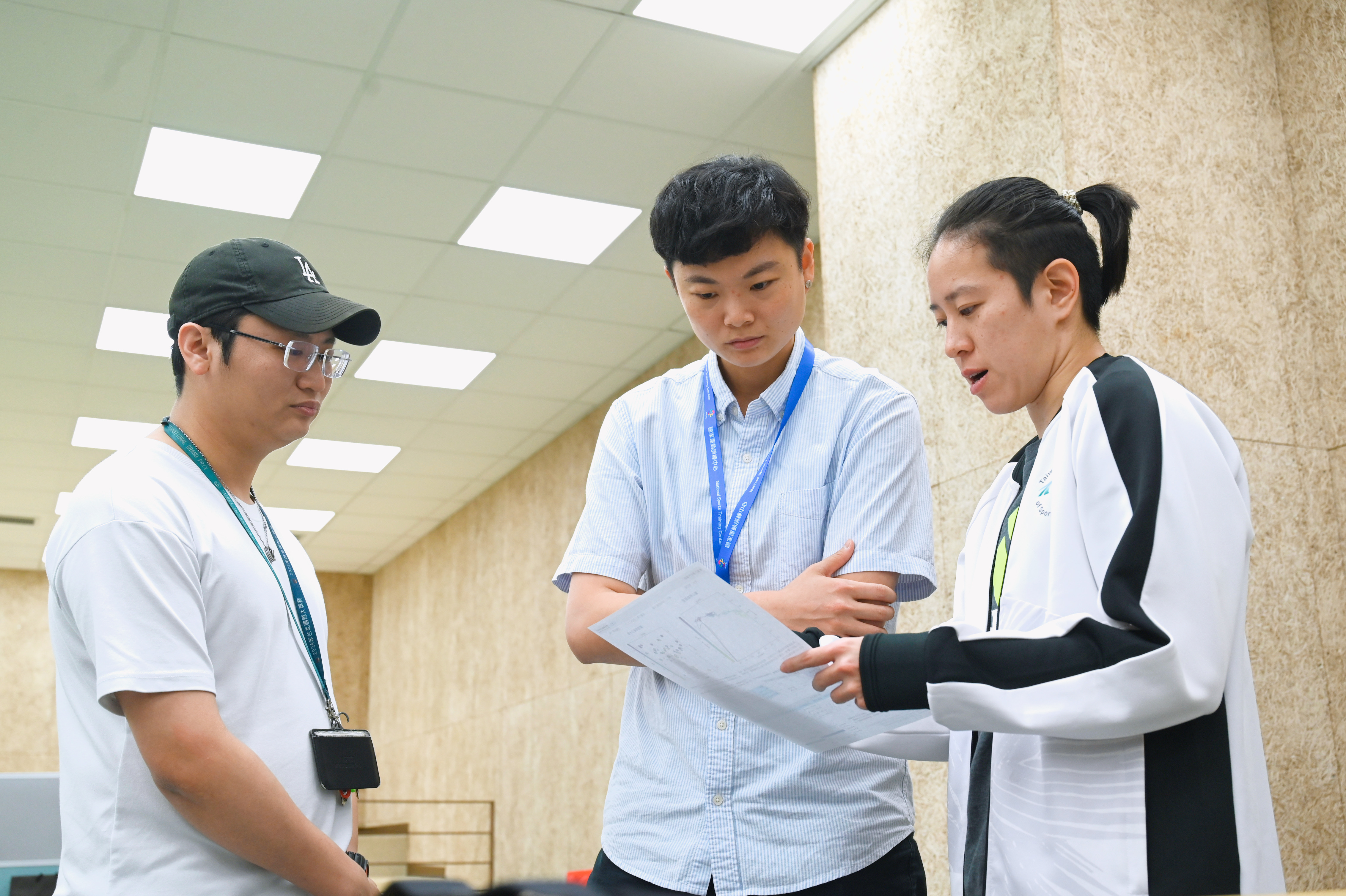 莊副執行長聽取運科中心人員的資料分析